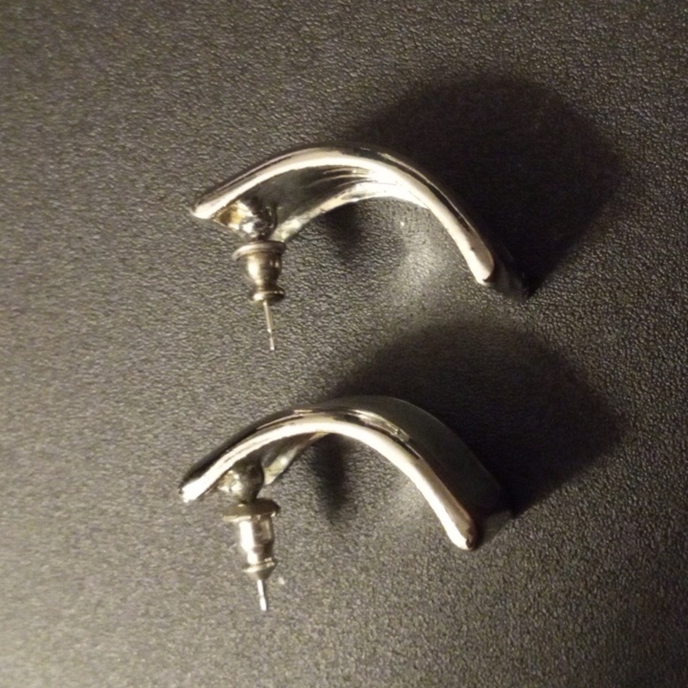 Beautiful Sea foam Green And Silver Tone Vintage Earrings - Picture 4 of 4